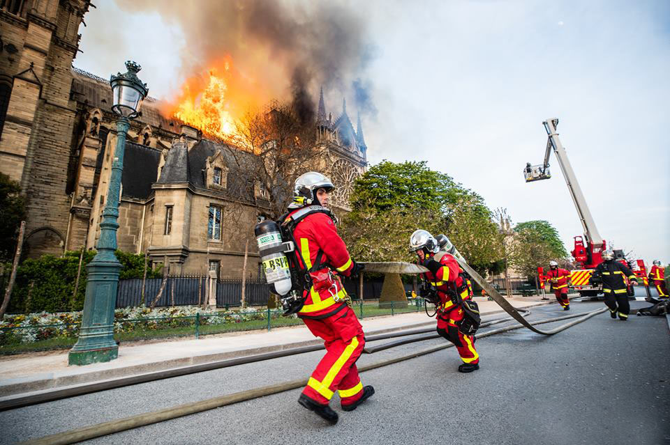 Les sapeurs-pompiers luttant encore contre l'incendie le mardi matin