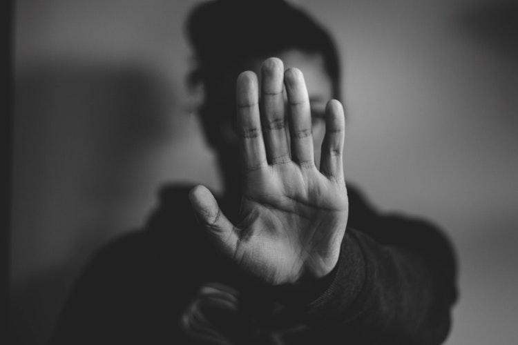 Femme disant stop aux agressions sexuelles