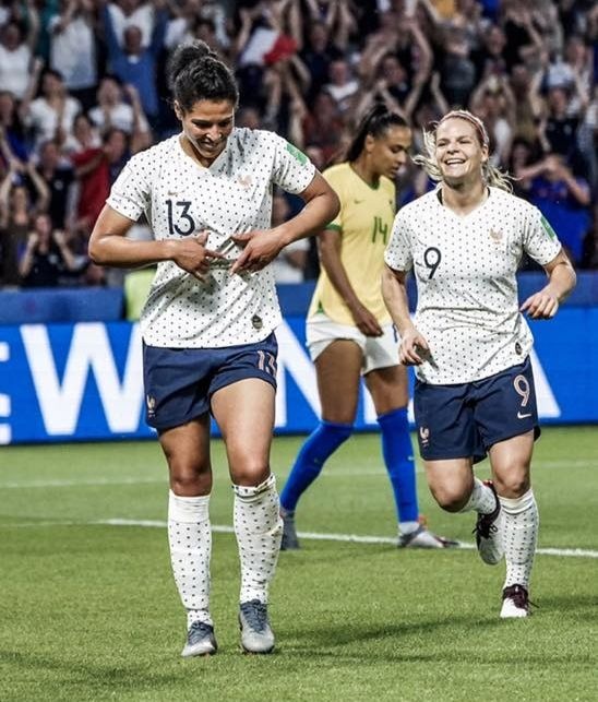 Valérie Gauvin et Eugénie Le Sommer célébrant un but des Bleues contre le Brésil en huitième de finale de la coupe du monde 2019
