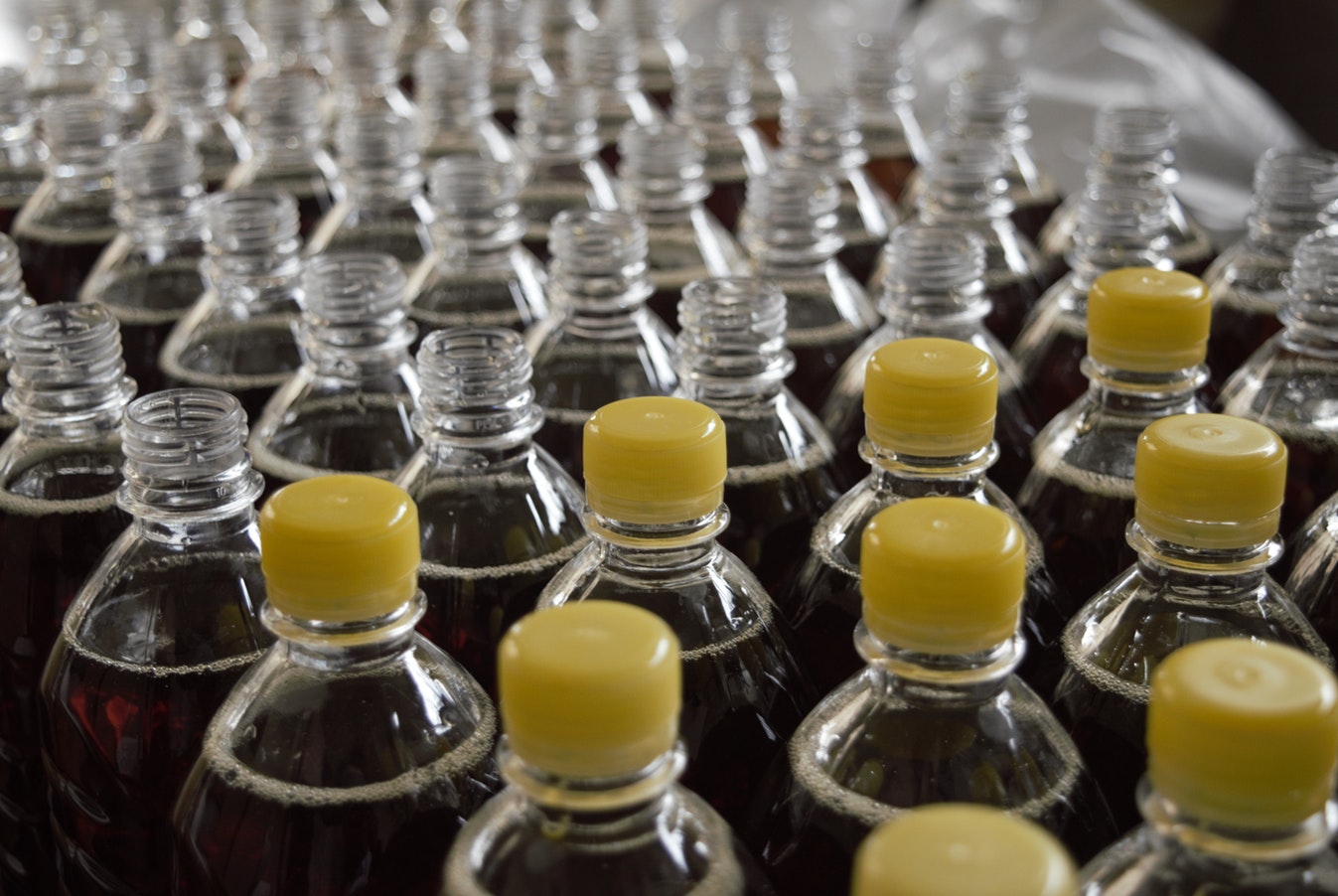 Des bouteilles plastiques en usine