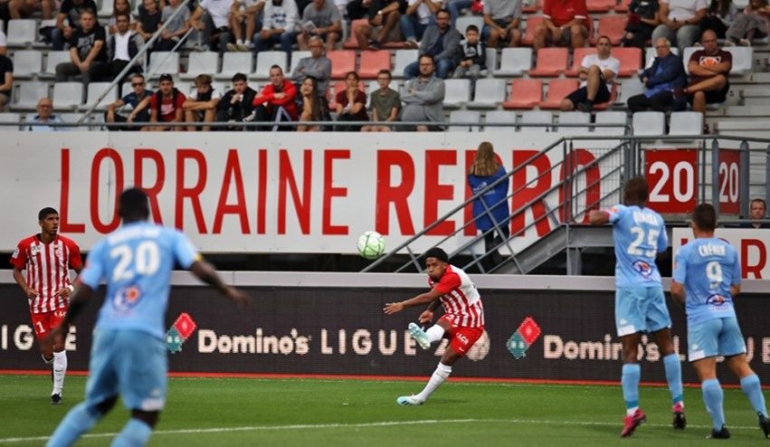 Wagner Dias tirant un coup franc