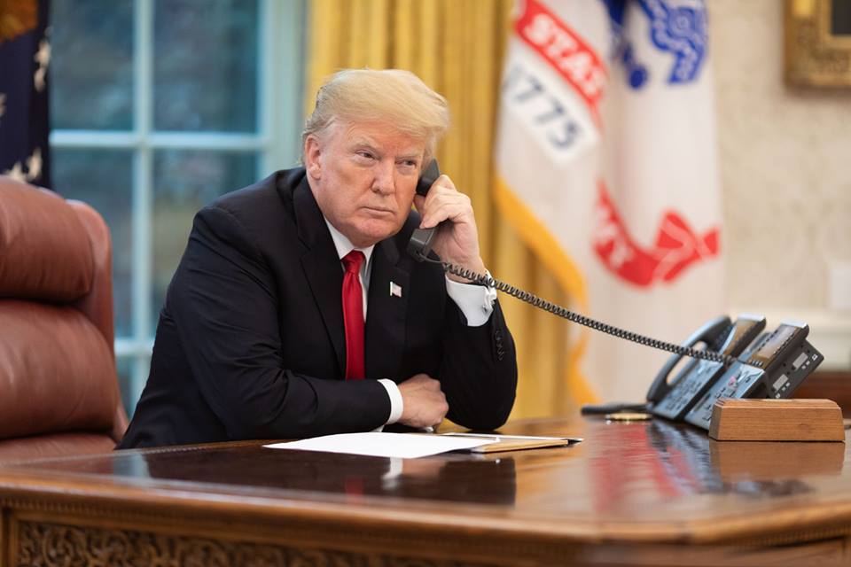 Donald Trump passant un coup de fil dans le Bureau Ovale à la Maison Blanche