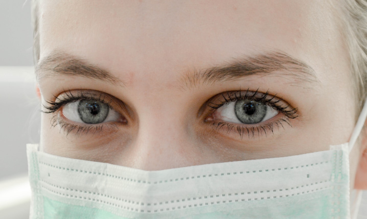 Une jeune femme portant un masque de protection respiratoire.