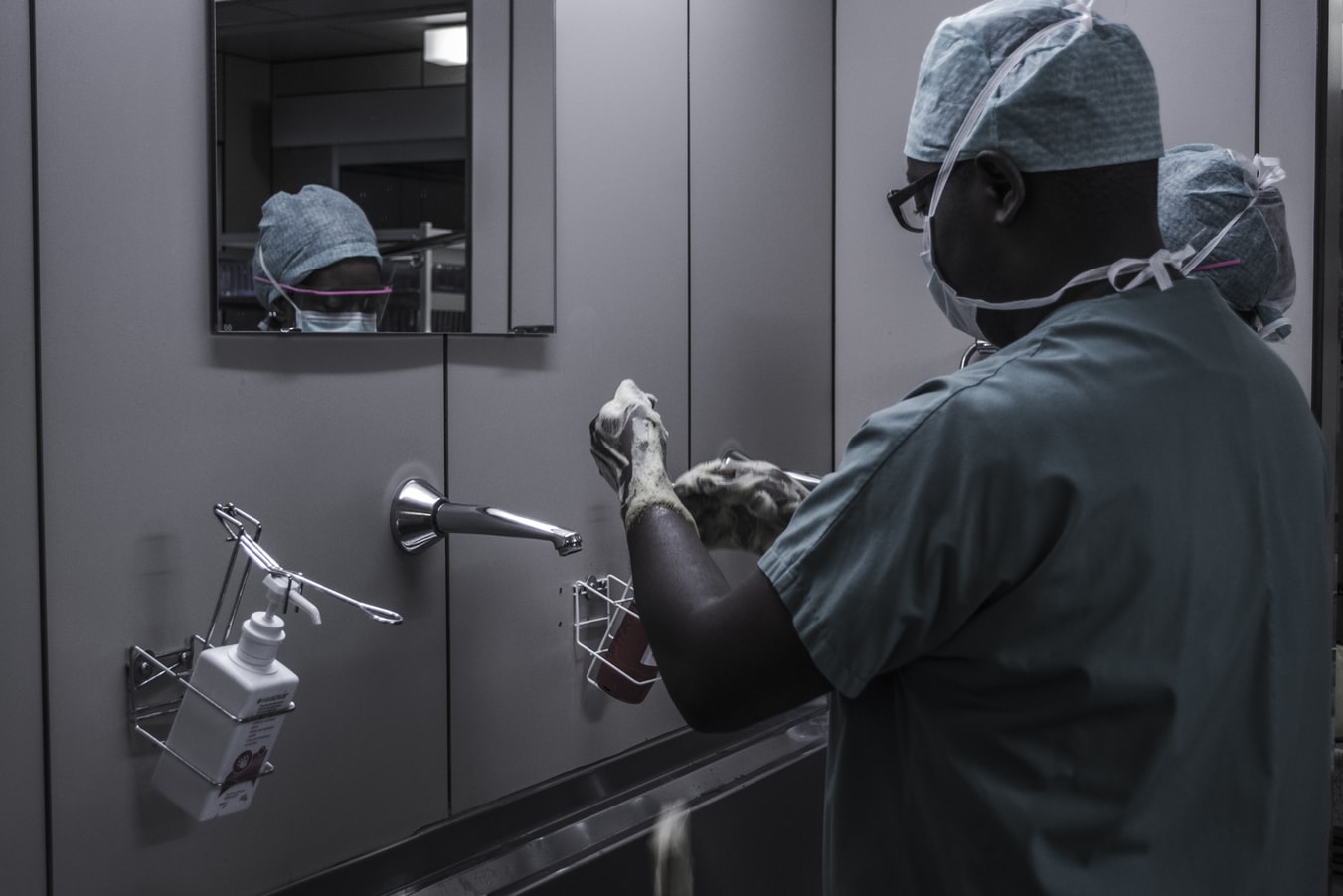 Un medecin africain se lavant les mains avec du savon.
