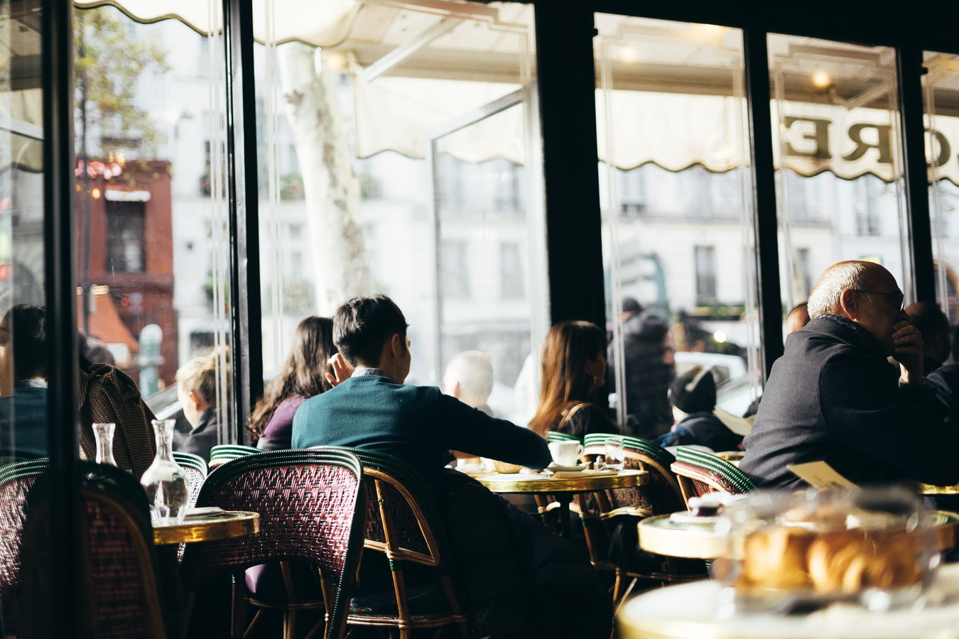 Des personnes dans un restaurant parisien.