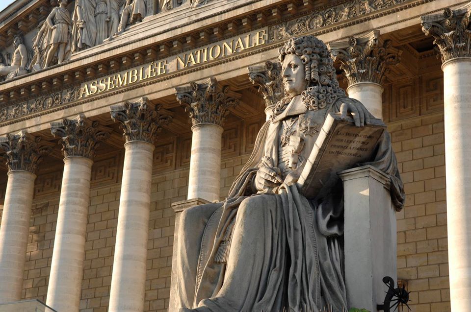 Devanture du palais du Bourbon, siège de l'Assemblée nationale française.