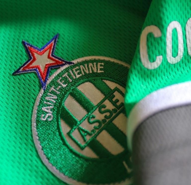 Blason de l'As Saint Etienne sur un maillot du club (Photo : AS Saint Etienne).
