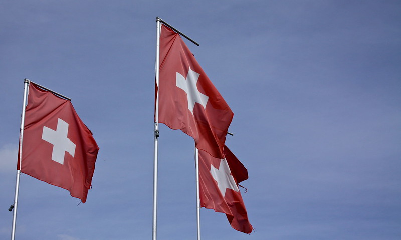 Des drapeaux suisses au vent.