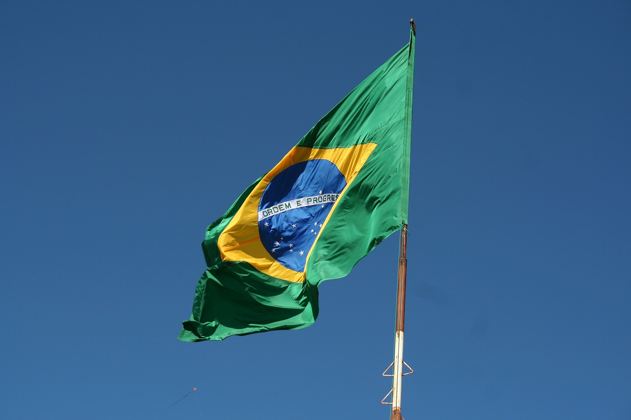 Un drapeau du Brésil au vent.
